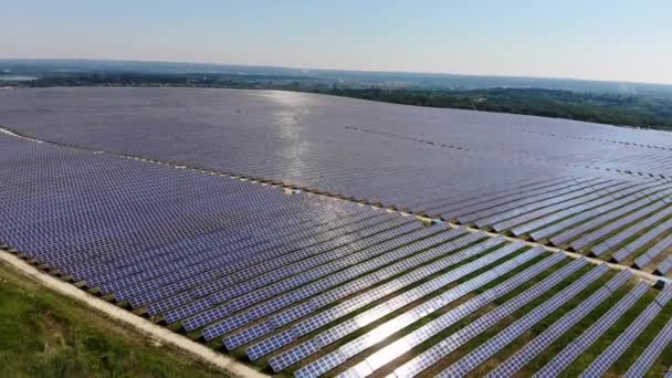 Egy Nagy Területet Napelemek Borítanak Nap Visszaverődik Napelemekből Horizont Légi — Stock videók