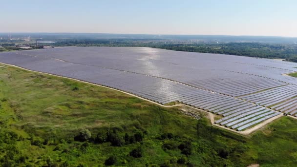 Una Gran Área Está Cubierta Con Paneles Solares Sol Refleja — Vídeos de Stock