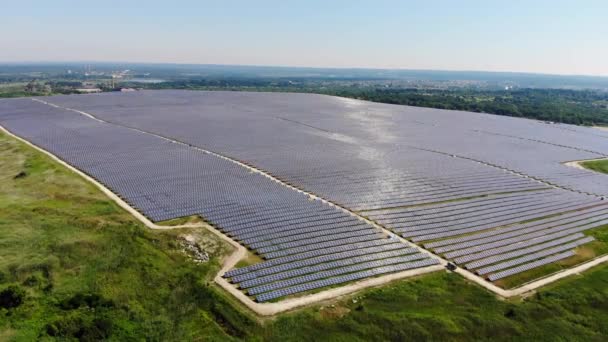 Egy Nagy Területet Napelemek Borítanak Nap Visszaverődik Napelemekből Horizont Légi — Stock videók