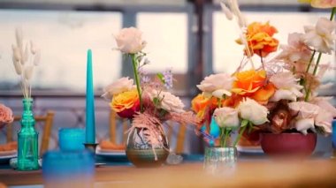 Köy tarzında dekore edilmiş. Restorandaki açık teras bir salgın sırasında küçük bir düğünü kutlamak için dekore edilir. Masa süslemesi mavi, sarı, kırmızı parlak renkler. Doğa mikro-düğün.