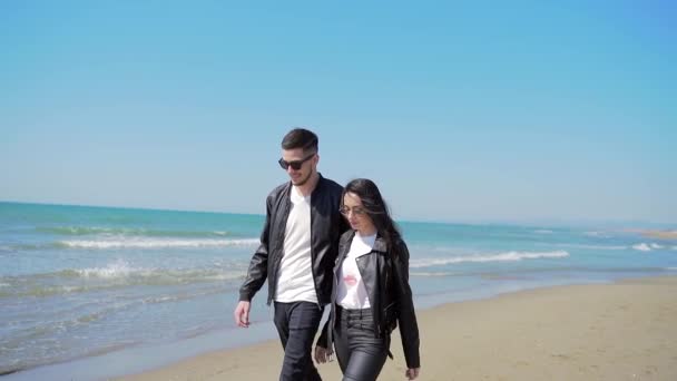 Jeune Couple Élégant Marche Long Mer Côte Océan Sur Sable — Video