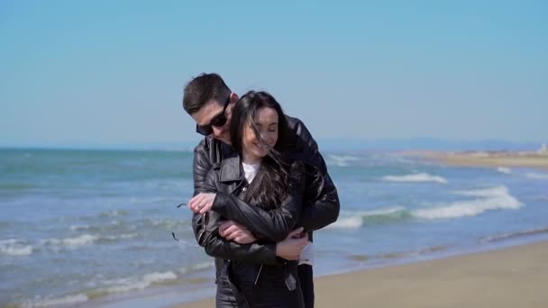 Retrato Jovem Feliz Casal Elegante Abraço Turístico Fundo Mar Oceano — Vídeo de Stock