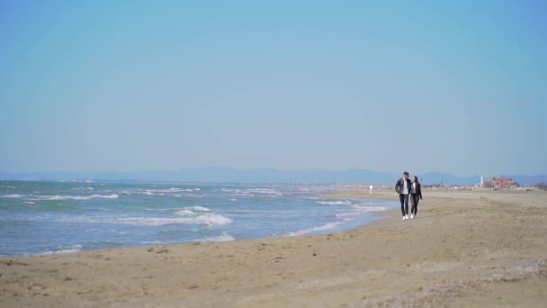 Genç Bir Aile Deniz Okyanus Kenarında Ele Tutuşarak Yürüyen Bir — Stok video