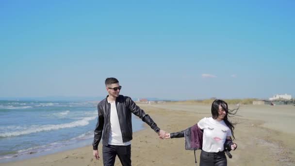 Young Happy Stylish Couple Tourists Holding Hands Running Walking Sea — Stock Video