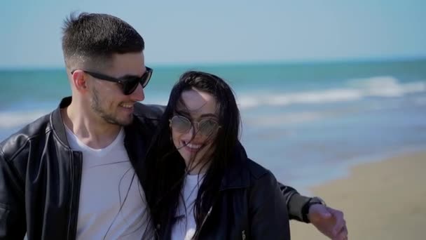 Happy Young Couple Guy Girl Black Clothes Black Hair Sunglasses — Stock Video