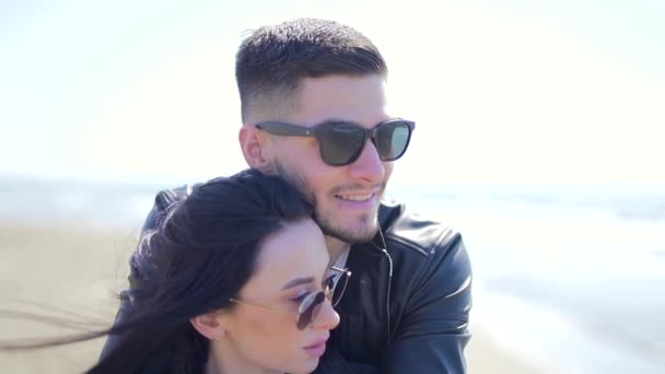 Gros Plan Portrait Jeune Couple Mode Élégant Vestes Lunettes Soleil — Video