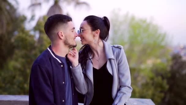Portrait d'un jeune couple heureux de touristes embrassant fond vieille ville — Video