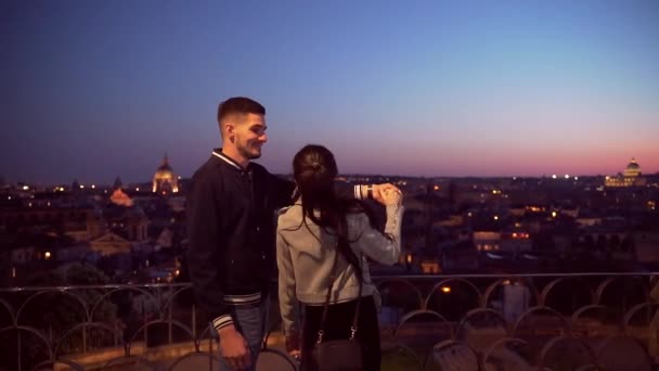 Молодая любящая кавказская пара танцует взявшись за руки в вечернем старом городе. — стоковое видео