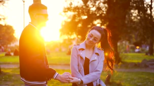 Retrato elegante pareja enamorada. baile, abrazo al atardecer. Luz de la noche en el parque — Vídeos de Stock