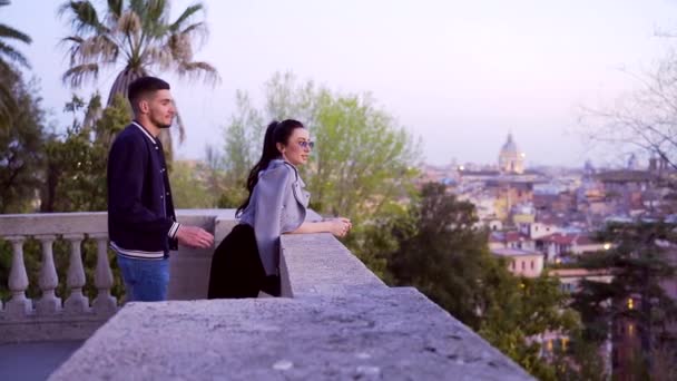 Любящая пара обнимается на фоне старого исторического города. обнимаясь за спиной — стоковое видео
