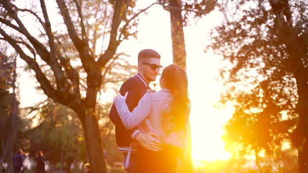 Porträtt elegant par kär. Dansa, krama vid solnedgången. Kvällsljus i parken — Stockvideo