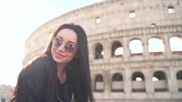 Portrait Young Young Girl Background Colosseum Stylish Attractive Female Sunglasses — Stock Video