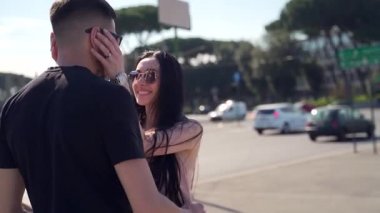 Birbirine aşık mutlu bir çiftin portresi. Kız toplantıdaki adama sarılıyor. Kentsel geçmişle flört. Esmer ve sakallı bir adam kollarını boynuna dolayıp daireler çiziyor. Neşeli sarılmalar ve kahkahalar.