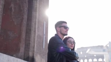 Siyah elbiseli güzel bir çift genç insanın portresi. Deri ceket, şapka. Fıskiyenin orada. Erkek ve kadın turistler dışarıda sarılıyorlar. Birlikte şık hipsterler.