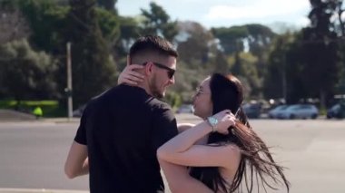 Birbirine aşık mutlu bir çiftin portresi. Kız toplantıdaki adama sarılıyor. Kentsel geçmişle flört. Esmer ve sakallı bir adam kollarını boynuna dolayıp daireler çiziyor. Neşeli sarılmalar ve kahkahalar.