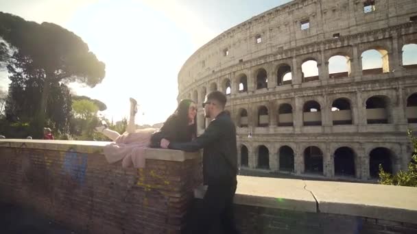 Stilvolles Junges Touristenpaar Vor Dem Hintergrund Des Kolosseums Rom Italien — Stockvideo