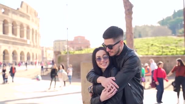 Retrato Pareja Jóvenes Enamorados Con Ropa Negra Chaqueta Cuero Gafas — Vídeos de Stock