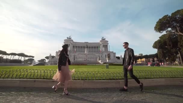 Joven Pareja Elegante Turistas Reúnen Fondo Piazza Venezia Vittoriano Chica — Vídeo de stock