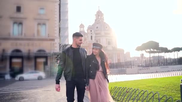 남녀가 다니는 자켓을 가수와 모자쓰고 선글라스쓰고 골목을 이탈리아 — 비디오