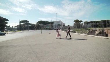 Şehir arka planında mutlu çiftle tanışma. Şehir meydanı, yol trafiği. Elbiseli kız adamın yanına koşar, boynuna sarılır, döner ve öper. Randevu. Yaz, yol ve arabalar. Otobüs durağı. Yavaş çekim