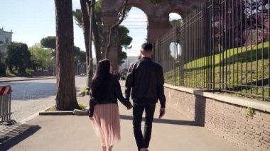 Dikiz aynası. Genç, şık, çekici bir çift bir gün içinde şehir sokaklarında yürür. Elbiseli şık bir adam ve kız ve siyah giysiler içinde el ele tutuşup şehrin kaldırımlarında yürüyorlar. Şehir arkaplanı.