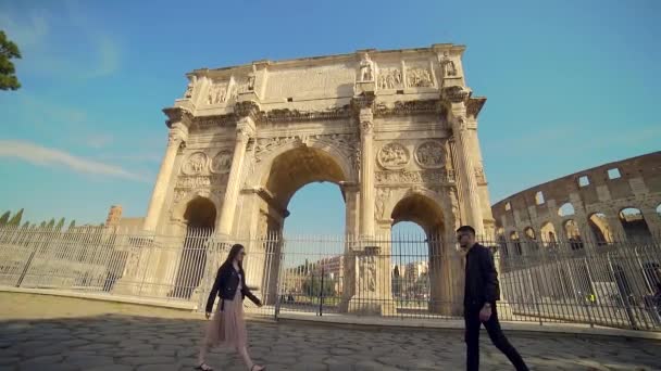 Joven Pareja Elegante Turistas Reúne Fondo Del Arco Triunfal Constantino — Vídeos de Stock