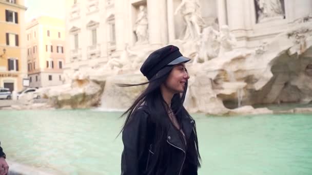 Jovem Casal Turistas Elegantes Andando Sobre Fundo Fonte Trevi Roma — Vídeo de Stock