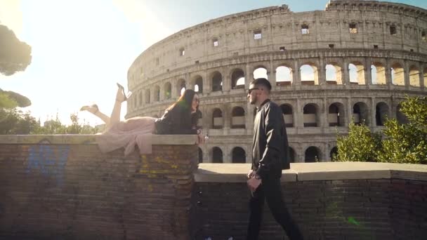 Mladý Stylový Pár Turistů Pozadí Kolosea Řím Itálie Chlápek Přiblíží — Stock video