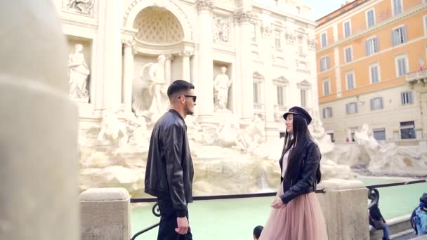 Young Attractive Stylish Couple Meet Fountain Rome Italy Girl Approaches — Stock Video