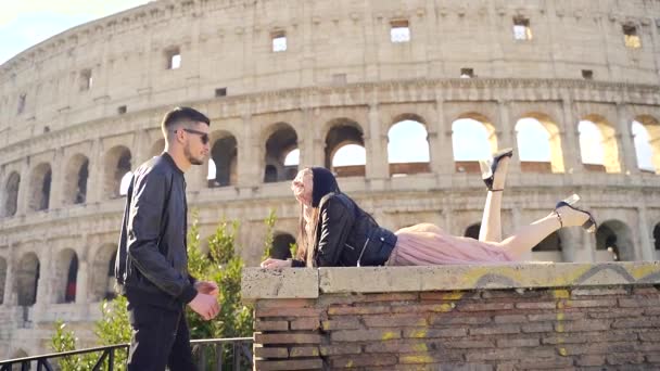 Jonge Stijlvolle Paar Toeristen Achtergrond Van Het Colosseum Rome Italië — Stockvideo