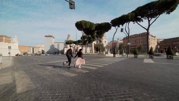 Joven Pareja Alegre Turistas Cruzar Calle Elegante Chico Chica Corriendo — Vídeos de Stock