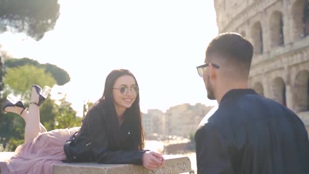 Jovem Casal Elegante Turistas Fundo Coliseu Roma Itália Cara Aproxima — Vídeo de Stock