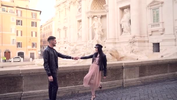Pareja Joven Turistas Con Estilo Caminando Fondo Fontana Trevi Roma — Vídeos de Stock