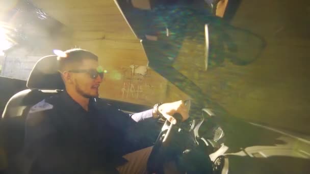 Stylischer Junger Mann Mit Schwarzer Sonnenbrille Fährt Einem Cabrio Kaukasischer — Stockvideo