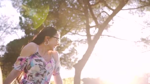 Jeune Femme Séduisante Assise Sur Siège Arrière Cabriolet Souriant Joyeusement — Video