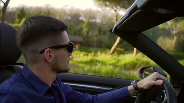Siyah Güneş Gözlüklü Şık Bir Genç Adam Bir Cabriolet Biniyor — Stok video