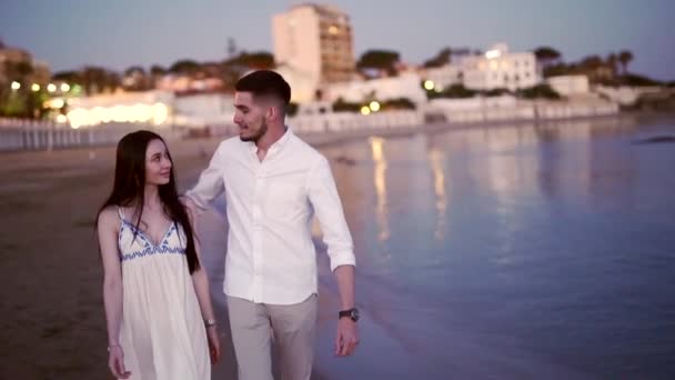 Joven Pareja Caucásica Enamorada Caminando Por Mar Tarde Océano Chico — Vídeos de Stock