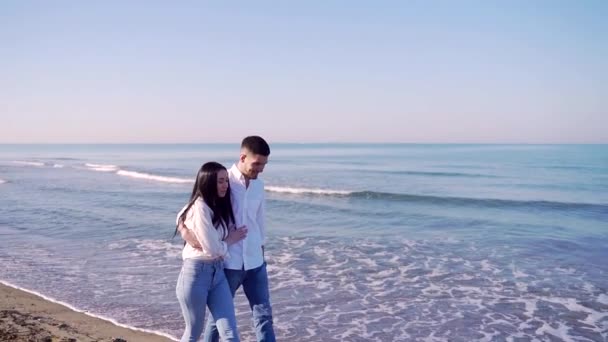 Retrato Jovem Casal Abraçando Dançando Fundo Mar Oceano Caminhe Areia — Vídeo de Stock