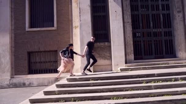 Jeune Couple Hipsters Courant Dans Les Escaliers Homme Heureux Fille — Video