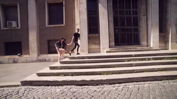 Merdivenlerden Yukarı Koşan Genç Hippiler Güneş Gözlüklü Mutlu Adam Kız — Stok video