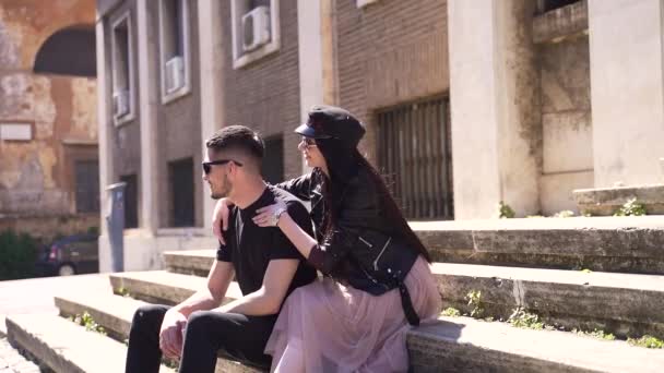 Stylowa Hipsterska Para Siedząca Schodach Obejmująca Kochający Młoda Kobieta Mężczyzna — Wideo stockowe