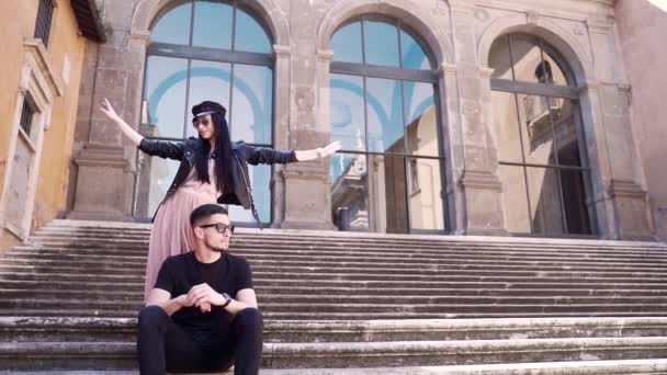 Giovane Coppia Hipster Seduta Sulle Scale Ragazza Che Balla Ragazzo — Video Stock