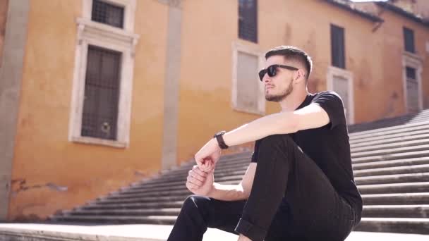 Elegante Jovem Atraente Óculos Sol Sentado Nas Escadas Morena Cara — Vídeo de Stock