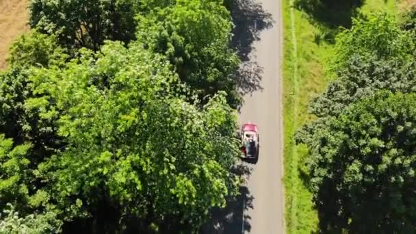 Stary Rocznik Czerwony Kabriolet Kabrioletowy Młodą Parą Weselną Spacerujących Drodze — Wideo stockowe