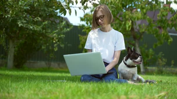 Młoda Studentka Dziewczyna Siedzi Trawniku Trawniku Laptopa Cute Little Francuskiego — Wideo stockowe