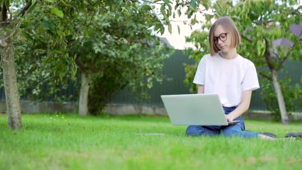 Estudiante Sentada Con Portátil Césped Aprendizaje Distancia Rubia Adolescente Hierba — Vídeo de stock