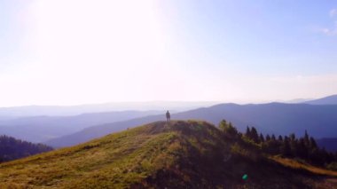Kariyerinin zirvesinde bir dağın tepesinde yürüyen kendine güvenen genç, vahşi bir adam, iş adamı ya da politikacı. Doğa manzaralarının arka planına, inanılmaz dağlara karşı. Sakallı bir damat.. 