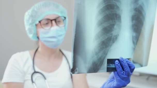 Femme Médecin Thérapeute Examine Fluorographie Femme Pneumologue Regardant Une Photo — Video