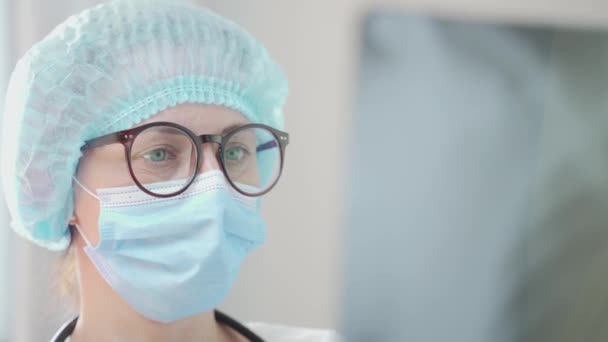 Jeune Médecin Effacera Instantané Des Poumons Diagnostic Pneumonie Tuberculose Examen — Video