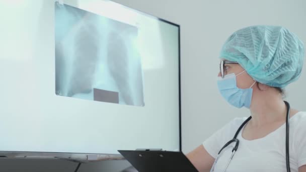 Θεραπεύτρια Εξετάζει Φθοριογραφία Γυναίκα Πνευμονολόγος Κοιτάζοντας Μια Εικόνα Των Πνευμόνων — Αρχείο Βίντεο